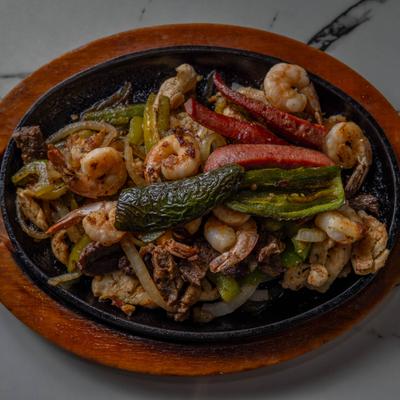Mixed grilled meats with guacamole and salsa.