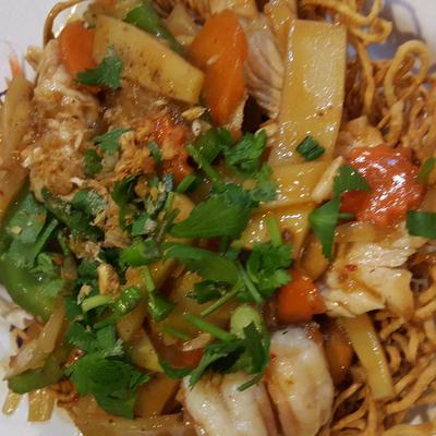 Crispy noodle topped with shrimp, chicken, vegetables, bamboo shoot, cashew nut and spicy sauce