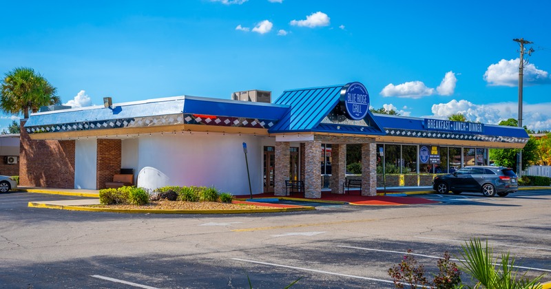 Exterior, restaurant, parking lot