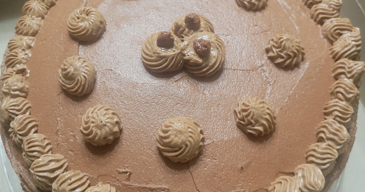 Chocolate cake with piped frosting decoration