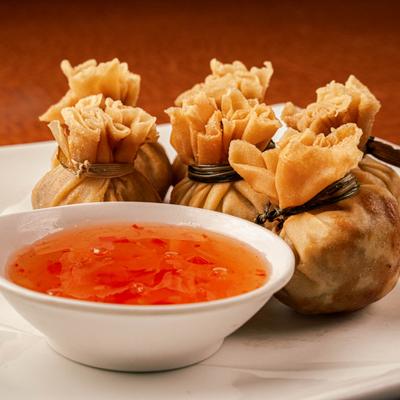 Deep fried pouches, with curry, chicken, and potatoes, served with sweet sauce.