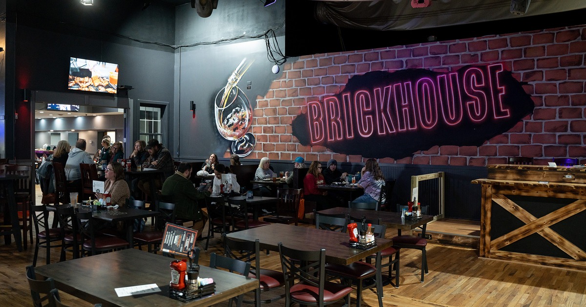 Interior space, dining area with guests