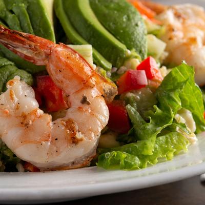 Mixed salad with shrimps and vegetables