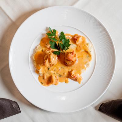 Scallops with creamy polenta, top view