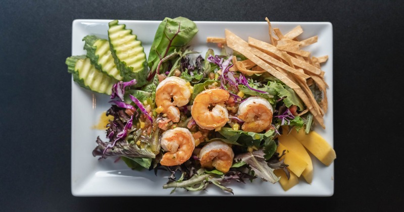Tropical salad with shrimp