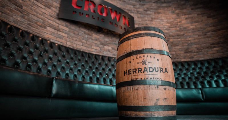 Interior, herradura barrel