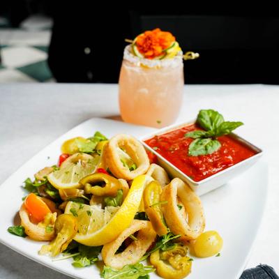 Crispy calamari , hot peppers, cherry tomatoes, baby arugula, served with marinara.
