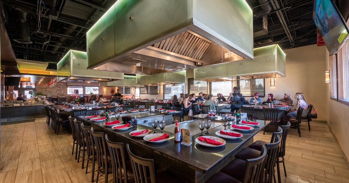 Diner table, preparation counter, chairs around