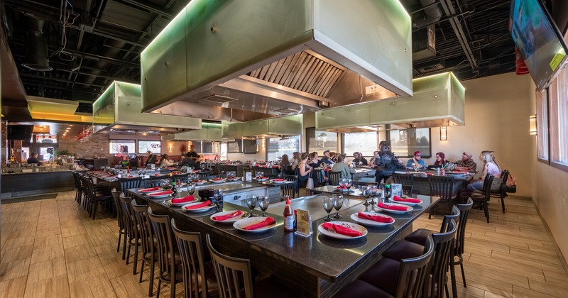Diner table, preparation counter, chairs around