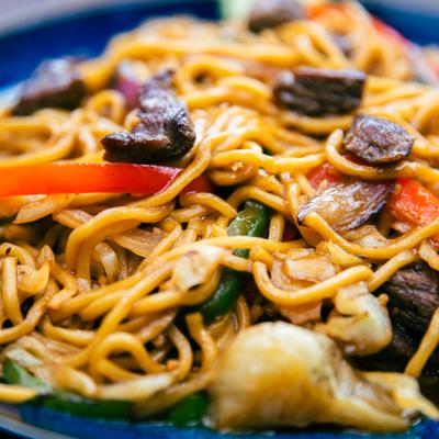 Beef stir-fried noodles with vegetables.