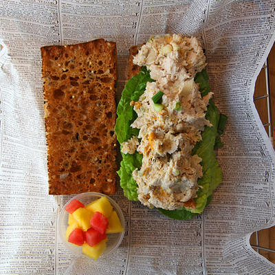 Dark bread with lettuce and chicken spread