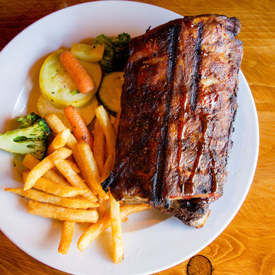 Ribs with veggies and fries