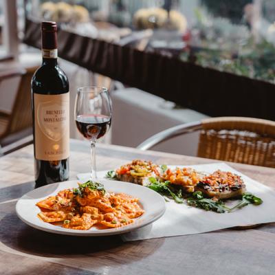 Ravioli, bruschetta, and red wine
