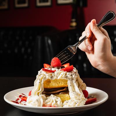Vanilla cake with chocolate pudding and whipped cream