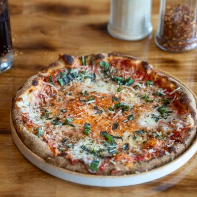 Queen Pizza with mozzarela, garlic, basil, oregano and parmesan.