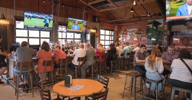 Interior space, bar and seating area full og guests