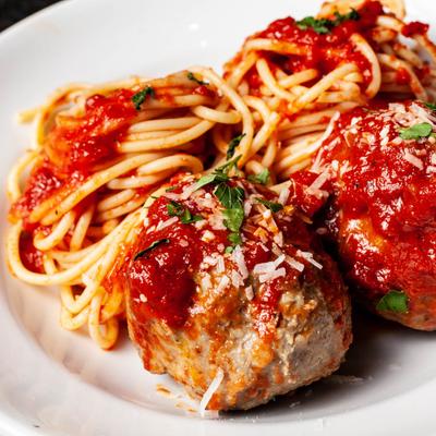 Spaghetti, tomato sauce and meatballs