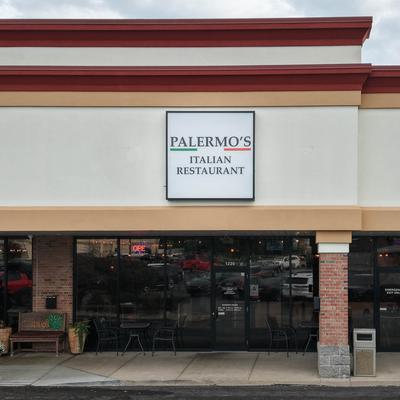 Restourant's sign above the entrance.