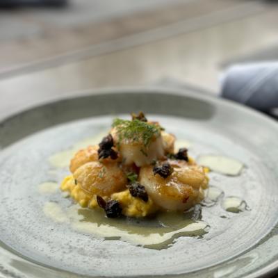 Scallops - hummus, marinated red onion, capers