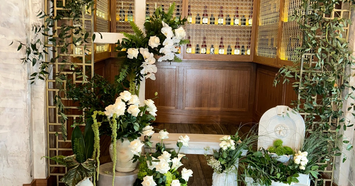 White flowers and lush greenery decor