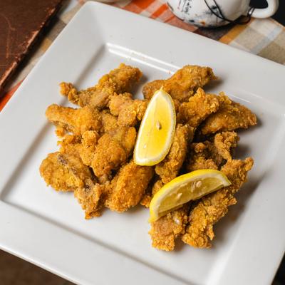 Dry Garlic Ribs served with lemon wedges.