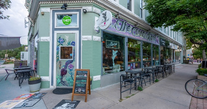 Entrance, tables, chairs