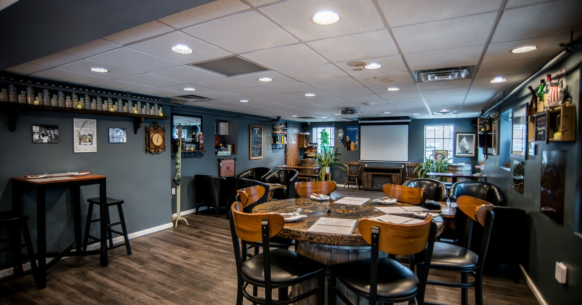 Round diner table, chairs