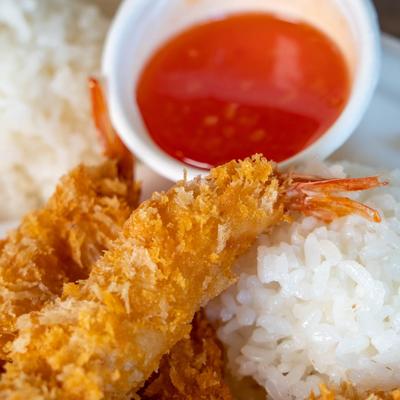 Tempura shrimp with rice and a sauce.