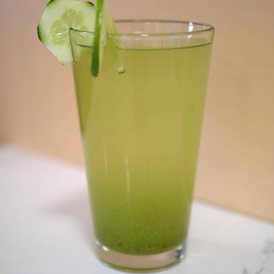 Agua de Pepino garnished with cucamber slices.