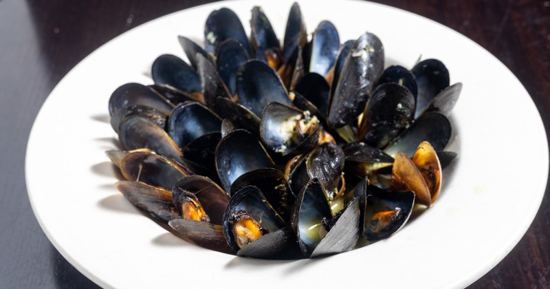 Plate of steamed mussels