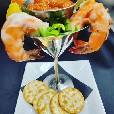 Jumbo shrimp cocktail and crackers