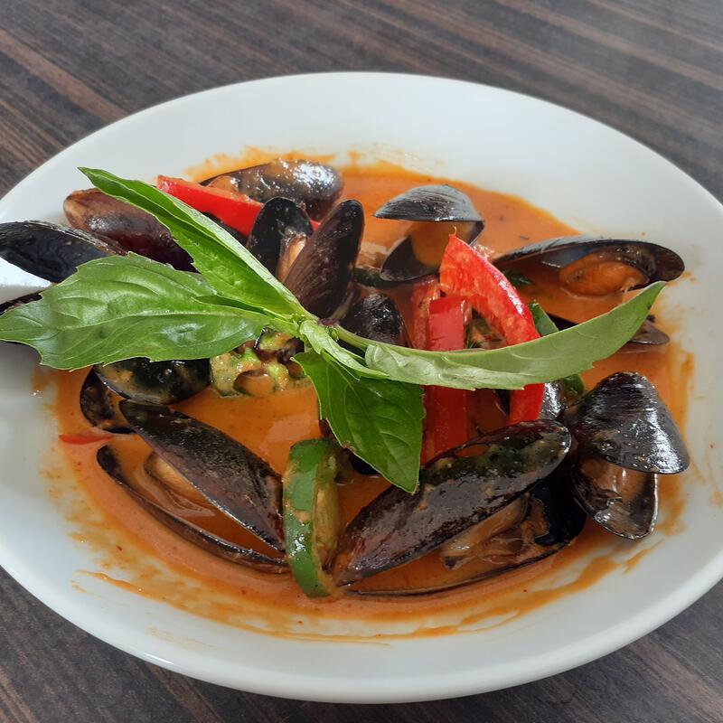 Mussels in red curry / Pad Hoi