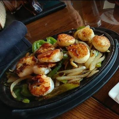 Sautéed scallops with mixed greens