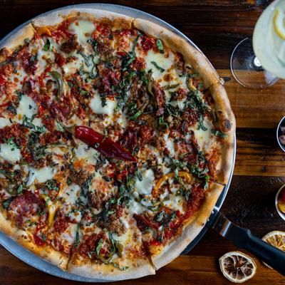 Arugula and prosciutto pizza.