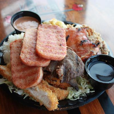 The Wipe Out, sample plate with all five meats, rice, and macaroni salad.