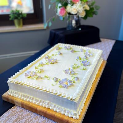 Cake with floral decorations