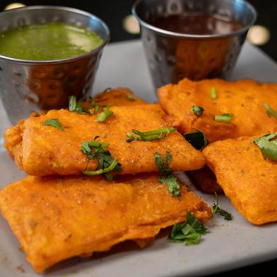Crispy bites of paneer cheese served with sauces.