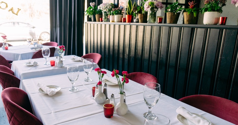 Diner table, flower decoration