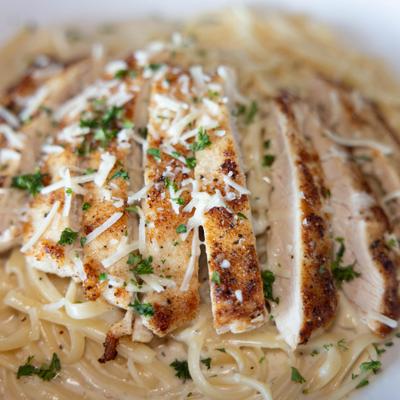 Chicken alfredo pasta, close up