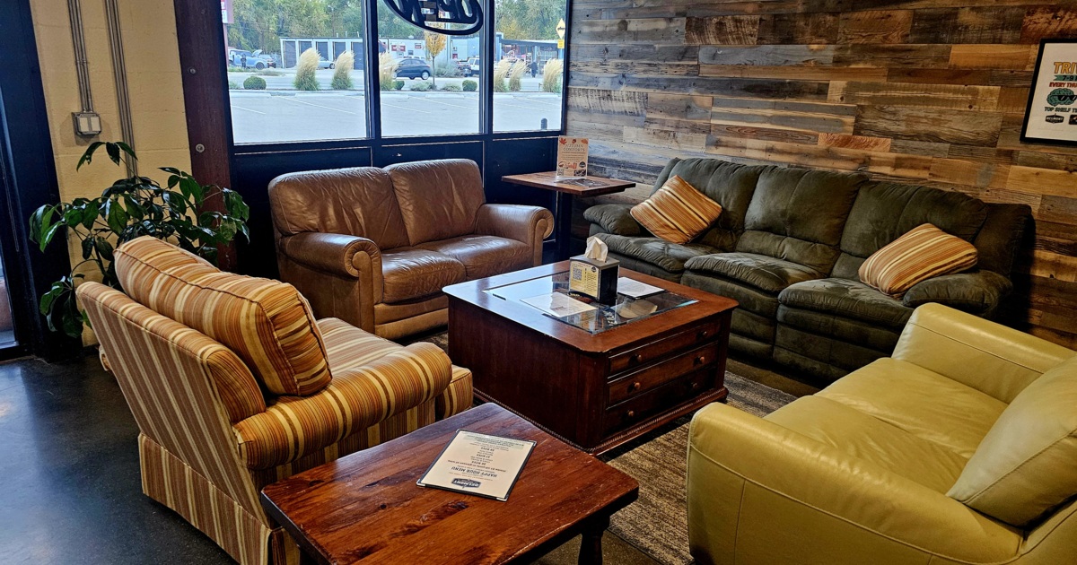 Lounge 1 Couches and charis around a large coffe table and side tables