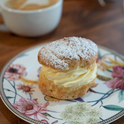 Cream Puff is on a floral plate.