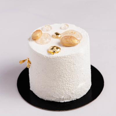 White sponge cake, with vanilla custard, almonds, and chantilly cream.