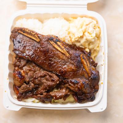 Mixed meat platter, with side dishes.