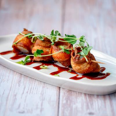 Scallops served on a plate.