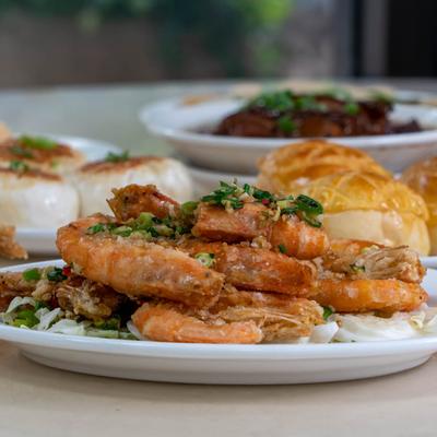 Shrimp with Peppery Salt, and buns.