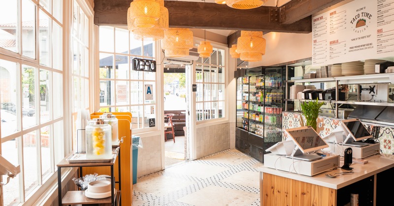 Entrance, welcome area, counter, merch area