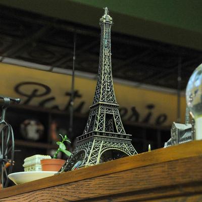 Interior, decorative figures