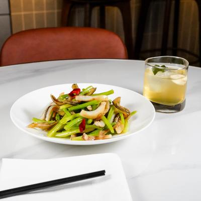 Stir fried shredded eel with vegetables, served with a cocktail.