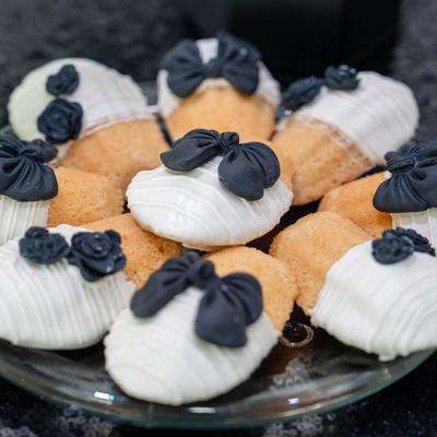 Bride and groom cookies.