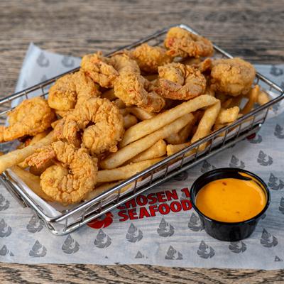 Fried shrimp with fries and dip.